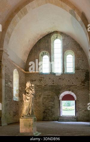 France, Côte d'Or, Marmagne, l'abbaye cistercienne de Fontenay inscrite au Patrimoine mondial de l'UNESCO, Vierge à l'enfant dès le XIIIe siècle dans l'église abbatiale Banque D'Images