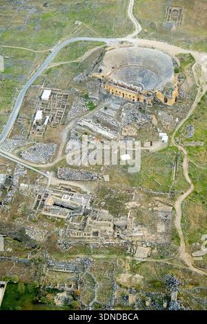 Turquie, région égéenne, province de Denizli, amphithéâtre de la ville antique de Hiérapolis au sommet de la colline de Pamukkale (château de coton) (vue aérienne) Banque D'Images