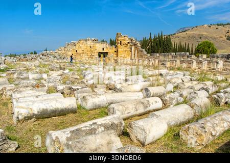 Turquie, région égéenne, province de Denizli, l'ancienne ville de Hiérapolis au sommet de la colline de Pamukkale Banque D'Images