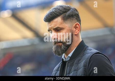 Miron Muslic, l'entraîneur de Schalke 04, au 2ème match de Bundesliga - FC Schalke 04 vs SG Dynamo Dresde le 07.02.2026 dans la Veltins-Arena à Gelsenkirchen, Allemagne Banque D'Images