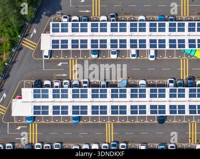 Vue aérienne au-dessus de panneaux solaires innovants situés sur les toits d’un parking Banque D'Images