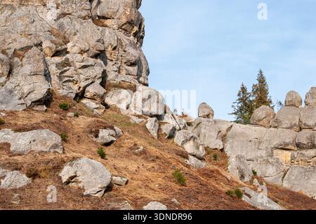 Falaise de pierre dans la nature sauvage vue du pied de la montagne. Falaise rocheuse s'élevant au milieu d'un paysage naturel accidenté, perspective spectaculaire Banque D'Images