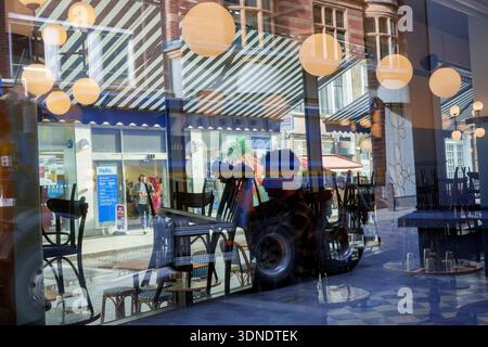 ECLAIRAGE intérieur d'un bar et restaurant dans une rue Soho, le 9 février 2026, à Londres, Angleterre. Banque D'Images