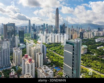 Shenzhen 3 JUILLET 2024 : vol de drone au-dessus du quartier central des affaires de la ville de Shenzhen, panorama aérien de la Chine à la journée, ville de Shenzhen, Chine Banque D'Images