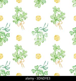 Bouquets de trèfle vert attachés avec des rubans et des pièces jaunes, motif sans couture d'illustration d'aquarelle, dessiné à la main pour les textiles à thème de la St Patricks Day, papier cadeau, papiers de scrapbook, papeterie Banque D'Images