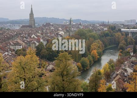 Vue d'automne sur la vieille ville de Berne et l'Aar, en Suisse, avec des arbres colorés et des toits historiques. Banque D'Images
