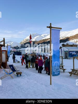 Livigno, Italie - 8 février 2026 : Milan Cortina 2026 saut à ski olympique Livigno avec tente drapeau autrichien, magasin officiel, foule diversifiée dans la neige Banque D'Images