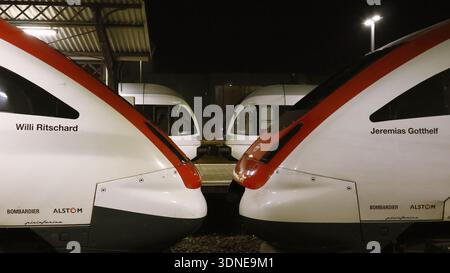 SBB RABDE 500 017 et 500 021 avec Thurbo Rabe 526 à l'aube Banque D'Images