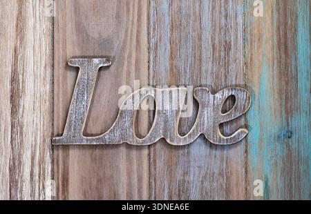 Lettres en bois formant mot amour écrit sur fond de bois Banque D'Images