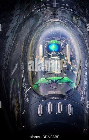 Le General Dynamics F-16AM Fighting Falcon, immatriculé FA-87, série 6H-87, baptisé « Dream Viper », effectue une exposition acrobatique solo au Turku Airshow 2023 en Finlande. L'avion de chasse dispose de peinture et d'art de queue personnalisés, d'un cockpit monoplace, d'un turboréacteur Pratt & Whitney F100-PW-220E, d'un système de contrôle de vol électrique et est utilisé pour le combat aérien, les missions tactiques et les vols de démonstration. Banque D'Images