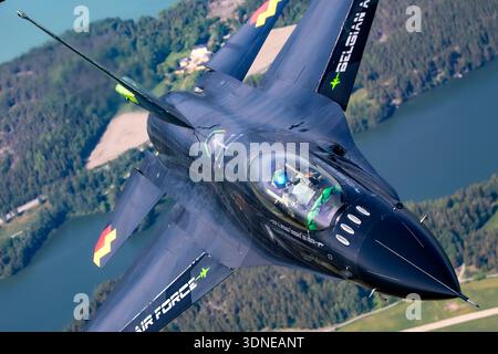 Le F-16AM Fighting Falcon 'Dream Viper', immatriculé FA-87, série 6H-87, effectue des manœuvres acrobatiques en solo au Turku Airshow 2023 en Finlande. Le chasseur multirôle monoplace est équipé d'un turboréacteur Pratt & Whitney F100-PW-220E, d'un système de commande de vol électrique, d'une avionique avancée et d'une peinture et d'une peinture commémoratives de la queue. La perspective aérienne air-air capture la précision et l'agilité de cet avion haute performance. Banque D'Images