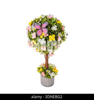 Forme ronde de plante artificielle avec des fleurs colorées et papillon dans un pot de fleur en ciment isolé sur fond blanc Banque D'Images