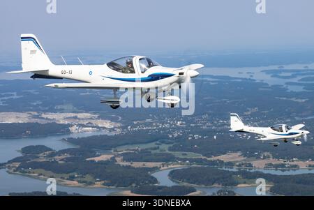 Vue rapprochée air-air de l'armée de l'air finlandaise Ilmavoimat Grob G-115E Tutor Aircraft reg GO-13 et GO-14 en formation au Turku Airshow Finland 2023. Le G-115E est un entraîneur biplace propulsé par un seul moteur à pistons Lycoming AEIO-360-B1F entraînant une hélice à pas variable. L'avion est construit avec des matériaux composites et utilisé pour l'instruction de base des pilotes. Banque D'Images