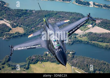 Le F-16AM Fighting Falcon de l'armée de l'air belge, FA-87, série 6H-87 'Dream Viper', effectue des manœuvres acrobatiques en solo au Turku Airshow 2023 en Finlande. Le chasseur monoplace est équipé d'un moteur Pratt & Whitney F100-PW-220E, de commandes de vol électriques, d'une avionique avancée et d'une peinture et d'un dessin de queue personnalisés. La perspective aérienne air-air montre la voltige de précision, l'agilité et les capacités tactiques de l'avion multirôle en vol de démonstration. Banque D'Images