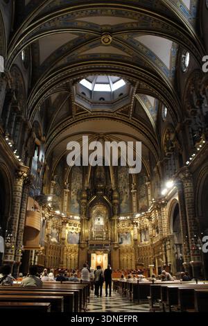 Autel doré et statue de la Vierge Noire à l'intérieur de la basilique de Montserrat, Catalogne, Espagne, prises en juillet 2024. Banque D'Images