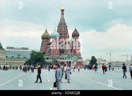 Russland, Moskau, 26.06.1990 F : 01-60-20 fuer Ihr Archiv Foto : Die den Platz an der Suedseite begrenzende Basilius-Kathedrale ist zweifellos das beruehmteste Bauwerk aus dem ensemble des Roten Platzes und Gilt als eines der Moskauer Wahrzeichen. Fuer Ihr Archiv fuer Ihr Archiv *** Russie, Moscou, 26 06 1990 F 01 60 20 pour vos archives photo : la cathédrale Basils, qui borde la place du côté sud, est sans aucun doute le bâtiment le plus célèbre de l'ensemble de la place Rouge et est considérée comme l'un des monuments Moscows pour vos archives pour vos archives Banque D'Images