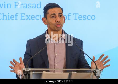 Londres, Royaume-Uni. 10 février 2026. 10/02/2026. Londres, Royaume-Uni Ashwin Prasad, directeur général britannique du supermarché Tesco, prononce un discours lors de la conférence finale britannique méconnue - Un portrait de la moitié la plus pauvre du pays qui se tient au Westminster Central Hall. Crédit photo : Ray Tang crédit : Raymond Tang/Alamy Live News Banque D'Images