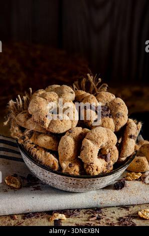 Biscuit de céréales en forme d'anneau avec des pépites de chocolat sur un fond sombre Banque D'Images