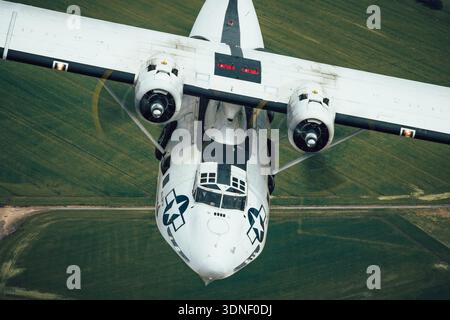 Le Consolidated PBV-1A Canso A, également connu sous le nom de PBY Catalina, est un bombardier de patrouille amphibie développé par les Canadian Vickers. Cet avion, immatriculé G-PBYA et portant le numéro de série CV-283, est affiché en peinture de l'US Air Force avec le nom de Miss Pick Up. Les caractéristiques comprennent des moteurs radiaux doubles, des cloques d'observation, une conception à ailes hautes, un train d'atterrissage rétractable pour les opérations terrestres et maritimes, et un cockpit capable d'accueillir plusieurs équipages. Cette image montre des vues de pilote en gros plan, des perspectives aériennes et des photographies air-air à UK Warbirds 2023. Banque D'Images