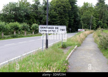 Panneau Camino de Santiago indiquant la distance de Santiago de Compostelle à partir de Roncevaux, juillet 2024. Banque D'Images
