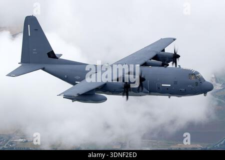 Au cours des journées USAFE 2023, le MC-130J Commando II effectue des démonstrations air-air au-dessus de l'Europe. Conçu pour l'infiltration, l'exfiltration et le ravitaillement des forces d'opérations spéciales, l'avion comprend des systèmes de navigation évolués, des contre-mesures défensives, des réceptacles de ravitaillement aérien et un compartiment cargo pressurisé. Propulsé par quatre turbopropulseurs AE 2100D3 avec hélices à six pales, le MC-130J améliore la polyvalence de mission et l'endurance opérationnelle. Banque D'Images