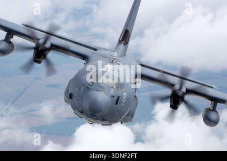 Une image aérienne de face montre un Lockheed Martin MC-130J Commando II de l'US Air Force, une variante d'opérations spéciales du C-130J Hercules, pendant les jours 2023 de l'USAFE. L'avion est conçu pour des missions d'infiltration, d'exfiltration, de ravitaillement et de ravitaillement aérien. Propulsé par quatre turbopropulseurs Rolls‑Royce AE2100D3 équipés d’hélices composites à six pales, le MC-130J soutient des opérations spéciales et des formations alliées en Europe. Banque D'Images