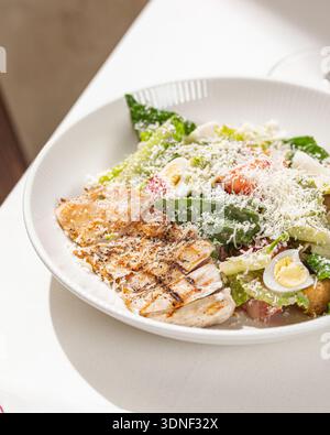 Salade César avec poulet grillé et parmesan Banque D'Images