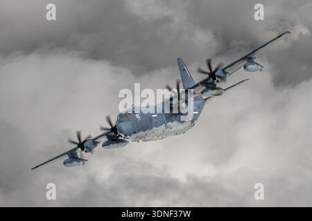 Pendant les jours 2023 de l'USAFE, un Lockheed Martin MC-130J Commando II de l'US Air Force vole en vol air-air contrôlé. Le MC‑130J, un modèle C‑130 Hercules pour opérations spéciales, utilise quatre turbopropulseurs Rolls‑Royce AE 2100D3 à hélices à six pales et possède des systèmes de mission pour soutenir le réapprovisionnement, le ravitaillement aérien et aérien, avec une avionique robuste et des suites défensives. Banque D'Images