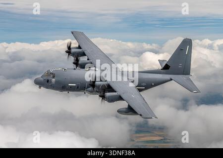 Lors d'une démonstration air-air aux jours 2023 de l'USAFE, un MC-130J Commando II de l'US Air Force vole avec précision. La variante MC‑130J du C‑130 Hercules est équipée de quatre turbopropulseurs Rolls‑Royce AE 2100D3 dotés d’hélices à six pales et de systèmes pour l’infiltration à basse altitude, le ravitaillement aérien et le ravitaillement en carburant, avec une avionique avancée et des caractéristiques défensives pour les opérations spéciales. Banque D'Images