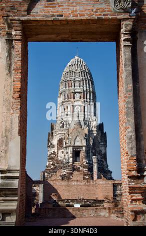 Ayuthaya ruines Wat Ratchaburana capturé par l'ancienne porte contre le ciel bleu Thaïlande Banque D'Images