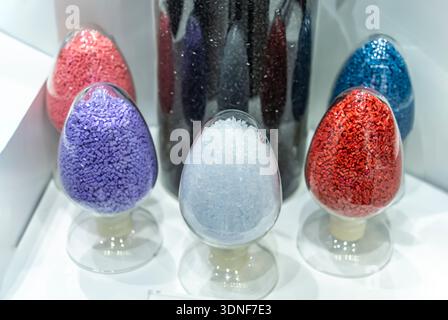 Granules de polymère coloré dans le verre Banque D'Images
