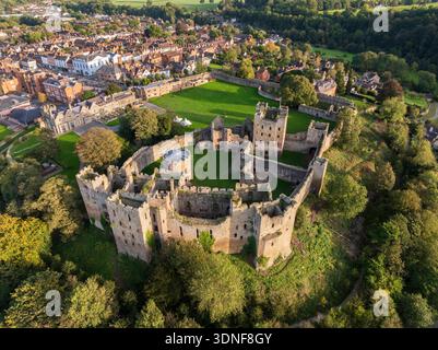 Vue aérienne des ruines du château de Ludlow dans le Shropshire, Angleterre. Automne (octobre) 2025. Banque D'Images