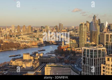 Horizon de Londres, y compris la vue sur la cathédrale Saint-Paul, vue depuis le London Eye, Londres, Royaume-Uni. Hiver (décembre) 2025. Banque D'Images