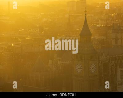 Coucher de soleil sur Big Ben et les chambres du Parlement, vu du London Eye, Londres, Royaume-Uni. Hiver (décembre) 2025. Banque D'Images