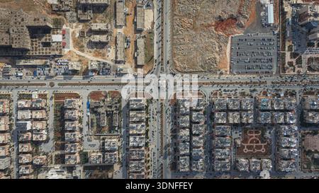 À Alep, en Syrie, le 10 février 2026, un drone aérien à couper le souffle capte la grille urbaine et les rues organisées de la ville. Banque D'Images
