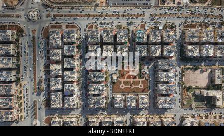À Alep, en Syrie, le 10 février 2026, un drone aérien à couper le souffle capte la grille urbaine et les rues organisées de la ville. Banque D'Images