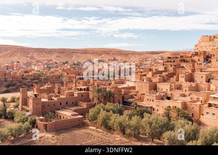 Kasbah marocaine ait Ben Haddou avec des touristes explorant son architecture ancienne Banque D'Images