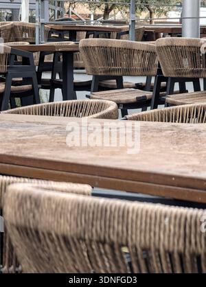 Patio confortable avec ambiance naturelle. Terrasse ensoleillée avec mobilier rustique et atmosphère accueillante Banque D'Images