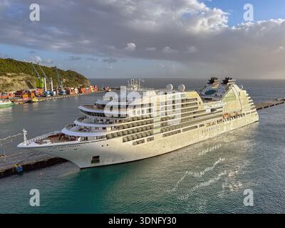 St Maarten, pays-Bas - 17 janvier 2026 : navire de croisière de luxe Seabourn Ovation accosté dans le port de Philipsburg sur l'île caribéenne de St Maarten Banque D'Images