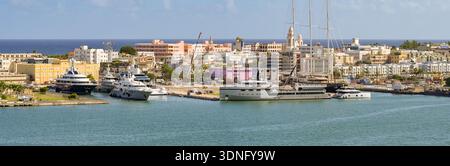 San Juan, Porto Rico - 16 janvier 2026 : vue panoramique des superyachts amarrés dans le port de San Juan. Sur la droite se trouve Abeona, propriété de Jeff Bezos. Banque D'Images