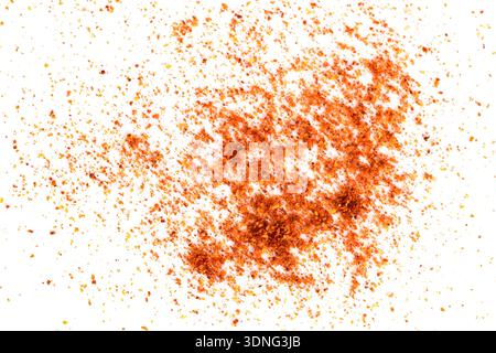 Pieu de poudre de piments rouges isolé sur le dos blanc Banque D'Images