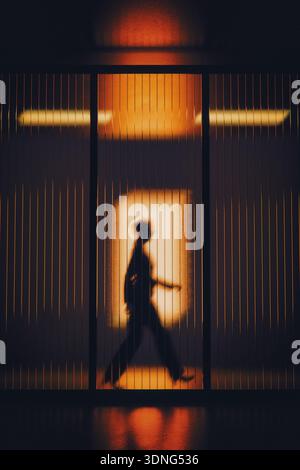 Silhouette sur une femme marchant a passé des panneaux de verre dans un bureau. - Illustration 3D. Banque D'Images