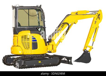 Une mini-pelle jaune vif se trouve sur un chantier de construction, entourée de monticules de terre et d'outils. Banque D'Images