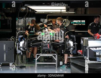 Montréal, Canada - juin 2025 : les mécaniciens de l'écurie Mercedes-AMG Petronas Formula One travaillent sur la voiture à l'intérieur du garage pendant les préparatifs du Grand Prix du Canada Banque D'Images