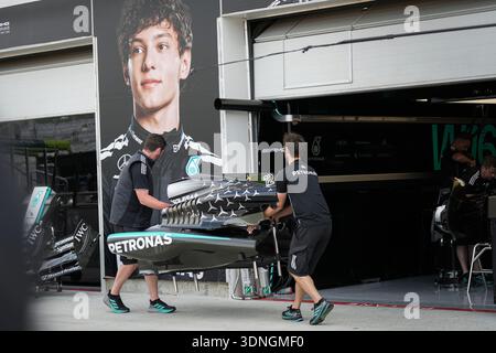 Montréal, Canada - juin 2025 : les mécaniciens de Mercedes-AMG Petronas Formula One Team manipulent la carrosserie à l'extérieur du garage pendant le Grand Prix du Canada Banque D'Images