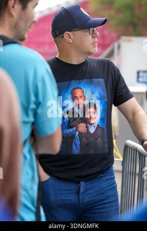 Montréal, Canada - juin 2025 : fan de formule 1 portant un T-shirt sur le thème Lewis Hamilton et Charles Leclerc avant le Grand Prix du Canada Banque D'Images