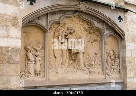 Graz, Autriche - 10.19.2025 : Mémorial de la guerre, bas-relief sur le mur de la cathédrale de Graz dédié à Saint Giles Banque D'Images