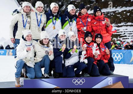 Val di Fiemme, Italie 20260210. Les médaillés d'or Nika Vodan, Anze Lanisek, Nika Prevc et Domen Prevc de Slovénie (au centre), les médaillés d'argent Anna Odine Strøm, Kristoffer Eriksen Sundal, Eirin Maria Kvandal et Marius Lindvik de Norvège (à gauche) et les médaillés de bronze Nozomi Maruyama, Ryoyu Kobayashi, Sara Takanashi et Ren Nikaido du Japon (à droite) lors de la compétition de la compétition de saut à ski de Milan Prezo 2026. Photo : Terje Pedersen / NTB ce texte est traduit automatiquement crédit : NTB/Alamy Live News Banque D'Images