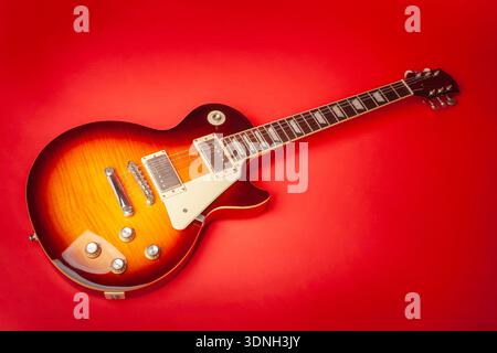 guitare électrique sur fond rouge Banque D'Images