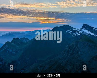 Lever de soleil sur les alpes bernoises avec les montagnes Wildgaerst et Schwarzhorn au premier plan, Suisse Banque D'Images